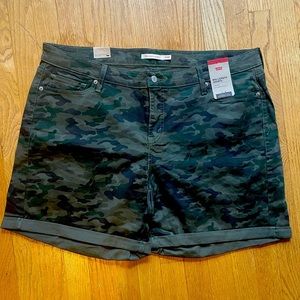 New - Levi's Women's Mid Length Camo‎ Shorts (Plus Size) 20W Cuffed